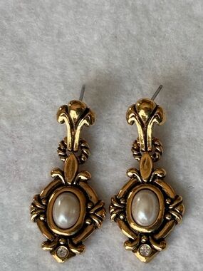Avon Gold-Tone Victorian Dangle Faux Pearl Pierced Earrings Crystal Accent (4)